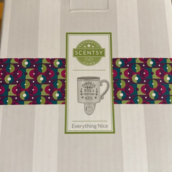 Scentsy “PUMPKIN SPICE & EVERYTHING NICE” Plug-in Warmer - NIB - Picture 8 of 9